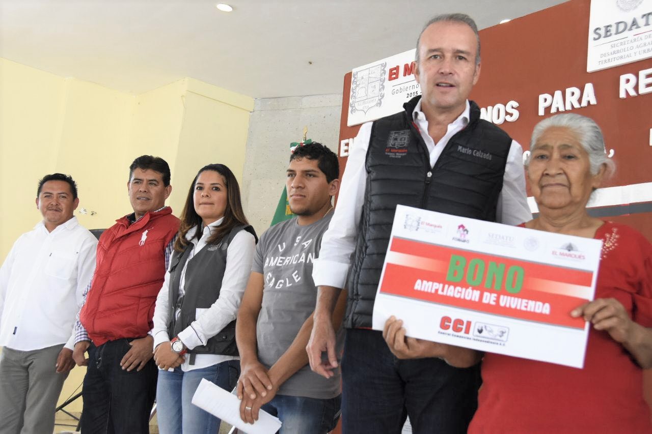 Mario Calzada y la SEDATU entregan apoyos a la vivienda en El Marqués