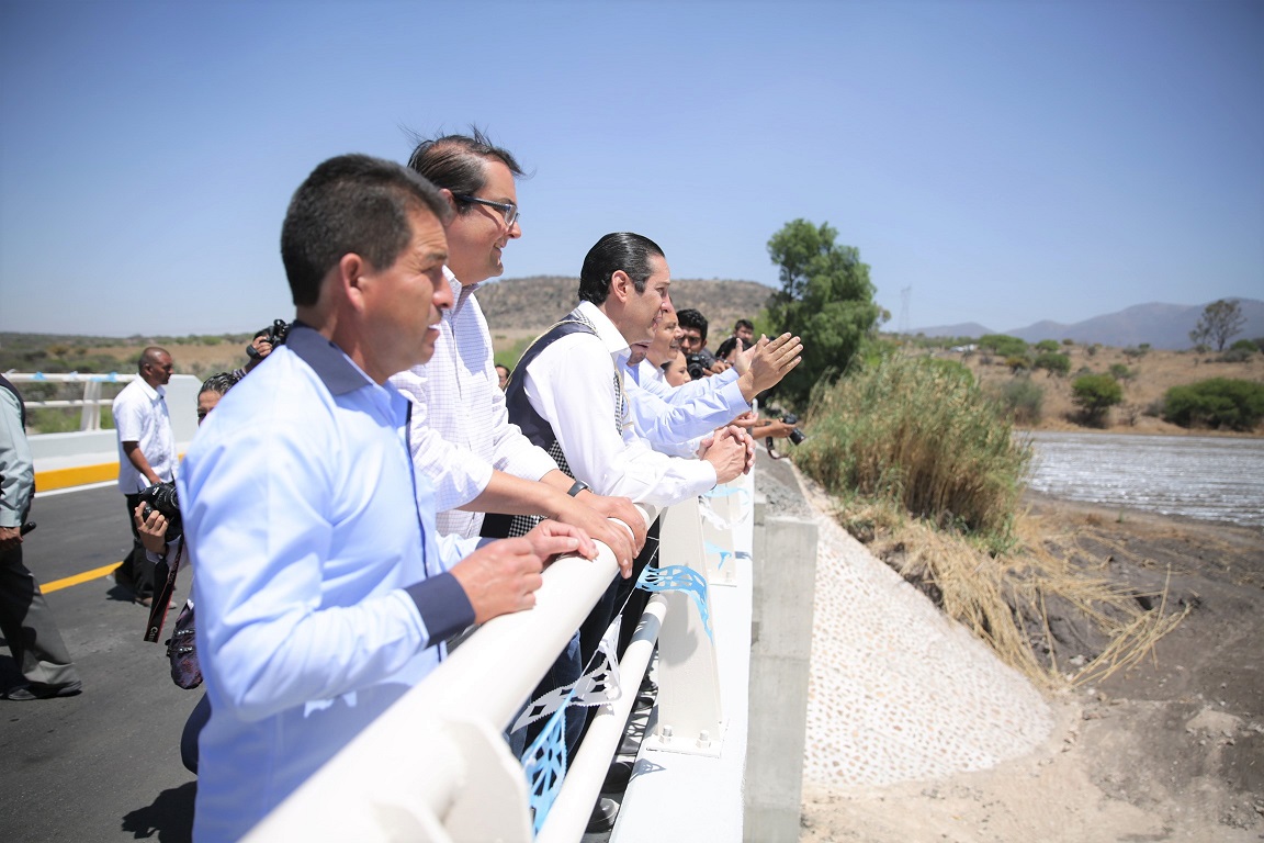 El Gobernador Francisco Domínguez entrega puente en Santa Rosa Xajay en San Juan del Río