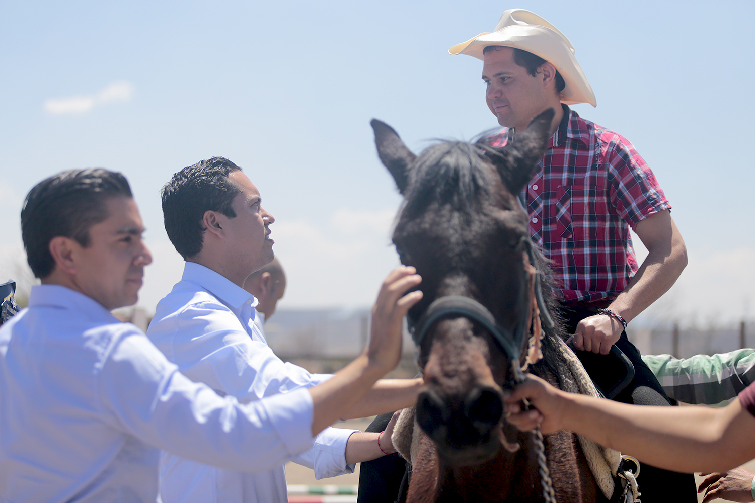 El Alcalde de Corregidora Josué Guerrero encabeza arranque del programa de rehabilitación con equinoterapia