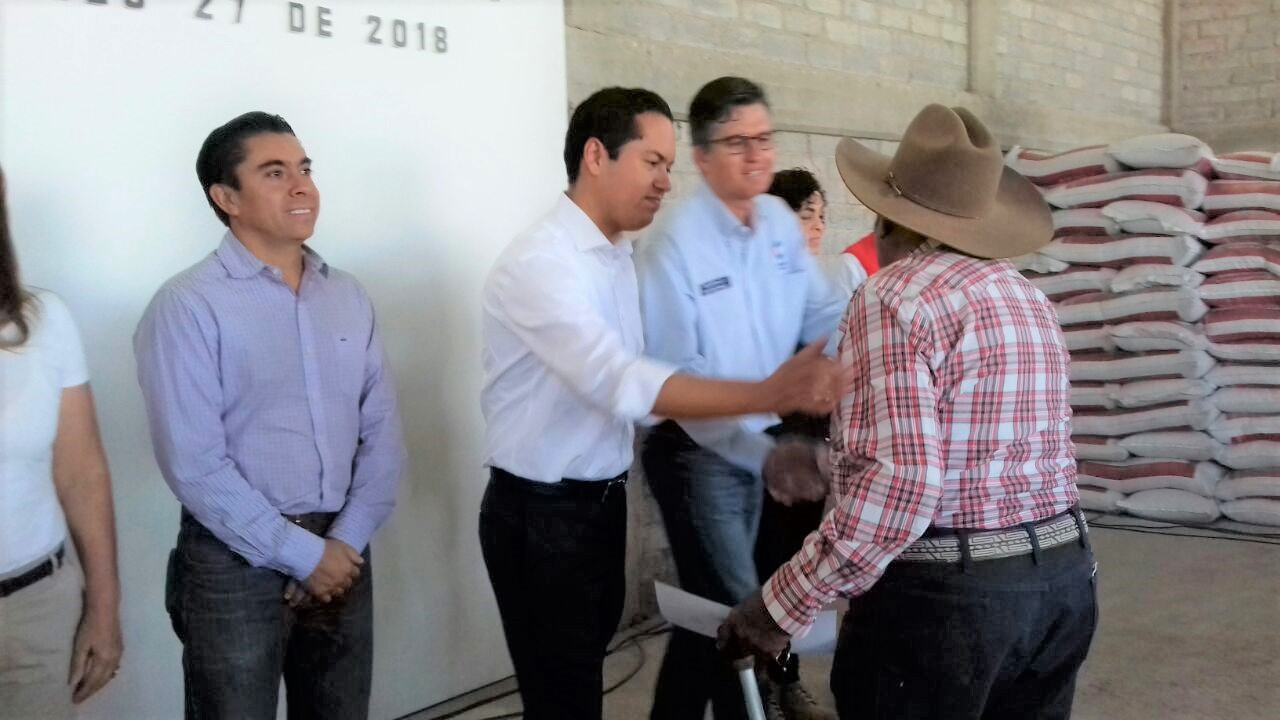 Josué Guerrero entrega fertilizantes a pequeños productores del campo en Corregidora