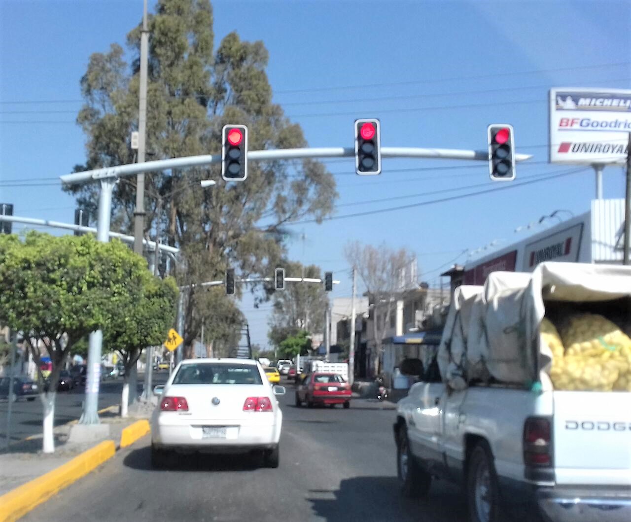 Querétaro moderniza su red de semáforos para mejorar movilidad