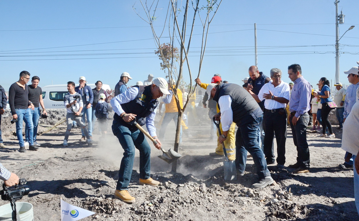 Marcos Aguilar entrega pulmones urbanos en Querétaro