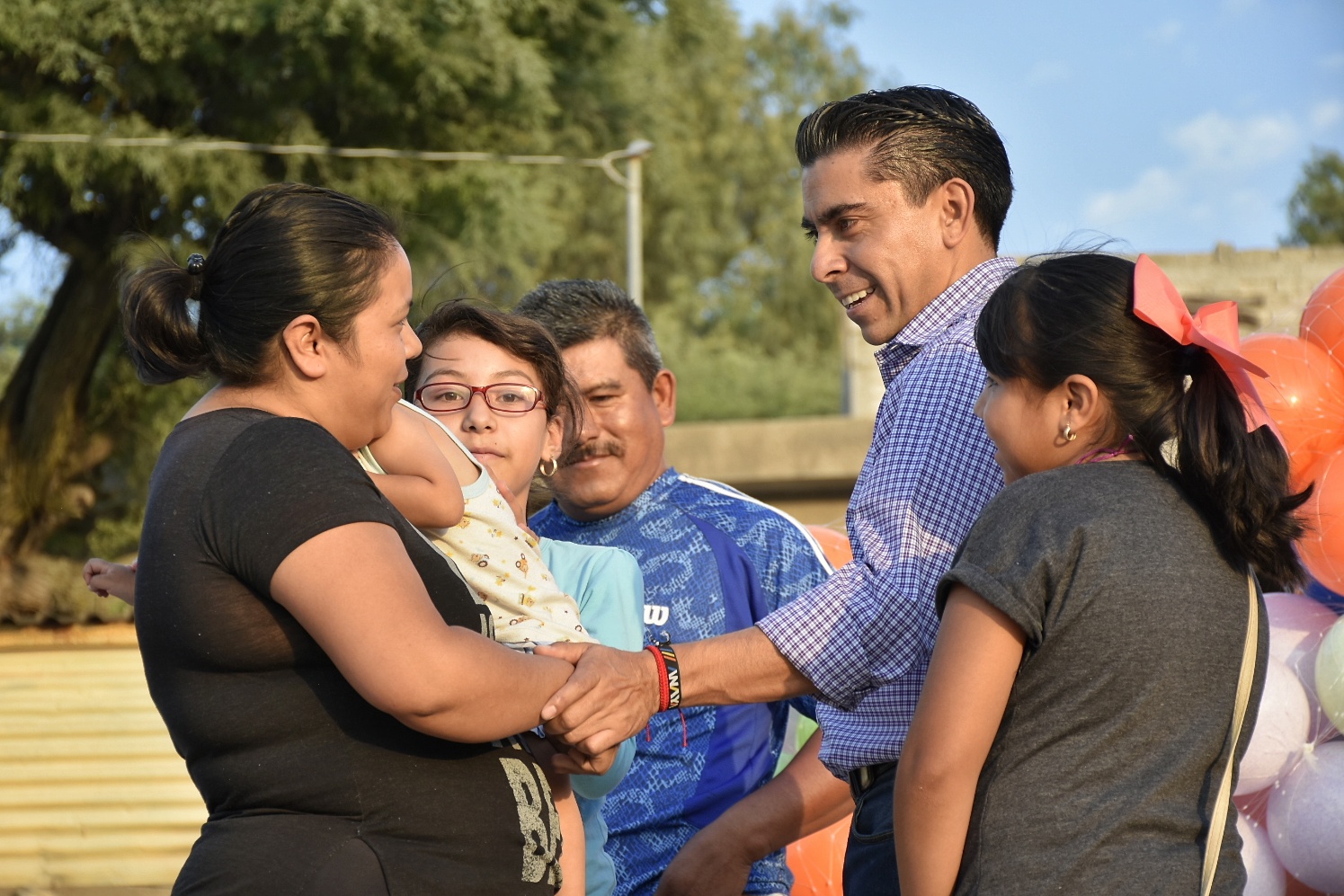 Roberto Sosa acude a la comunidad de Lourdes