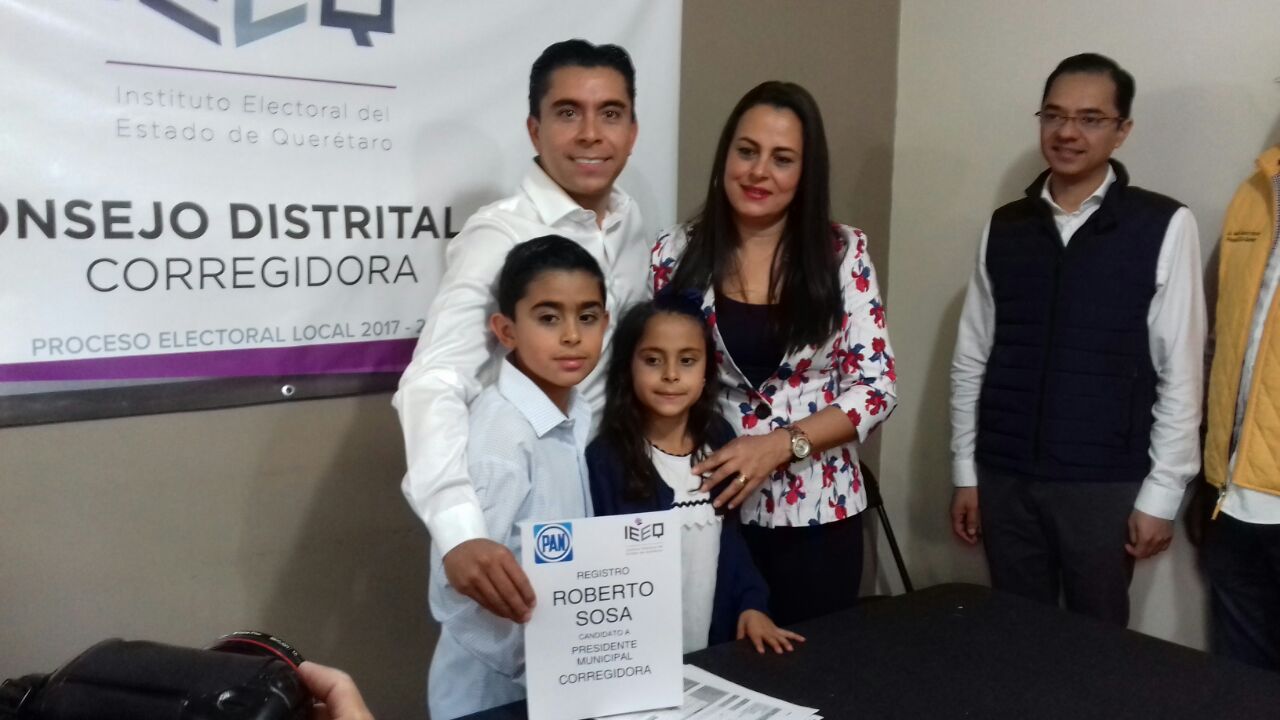 Roberto Sosa se registra como candidato a la Presidencia Municipal de Corregidora