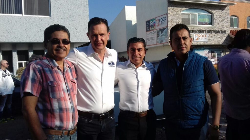 Acompañaron a Roberto Sosa en su registro, integrantes de su familia; Mauricio Kuri González y Guadalupe Murguía, candidatos al Senado de la República por el “Frente por México”