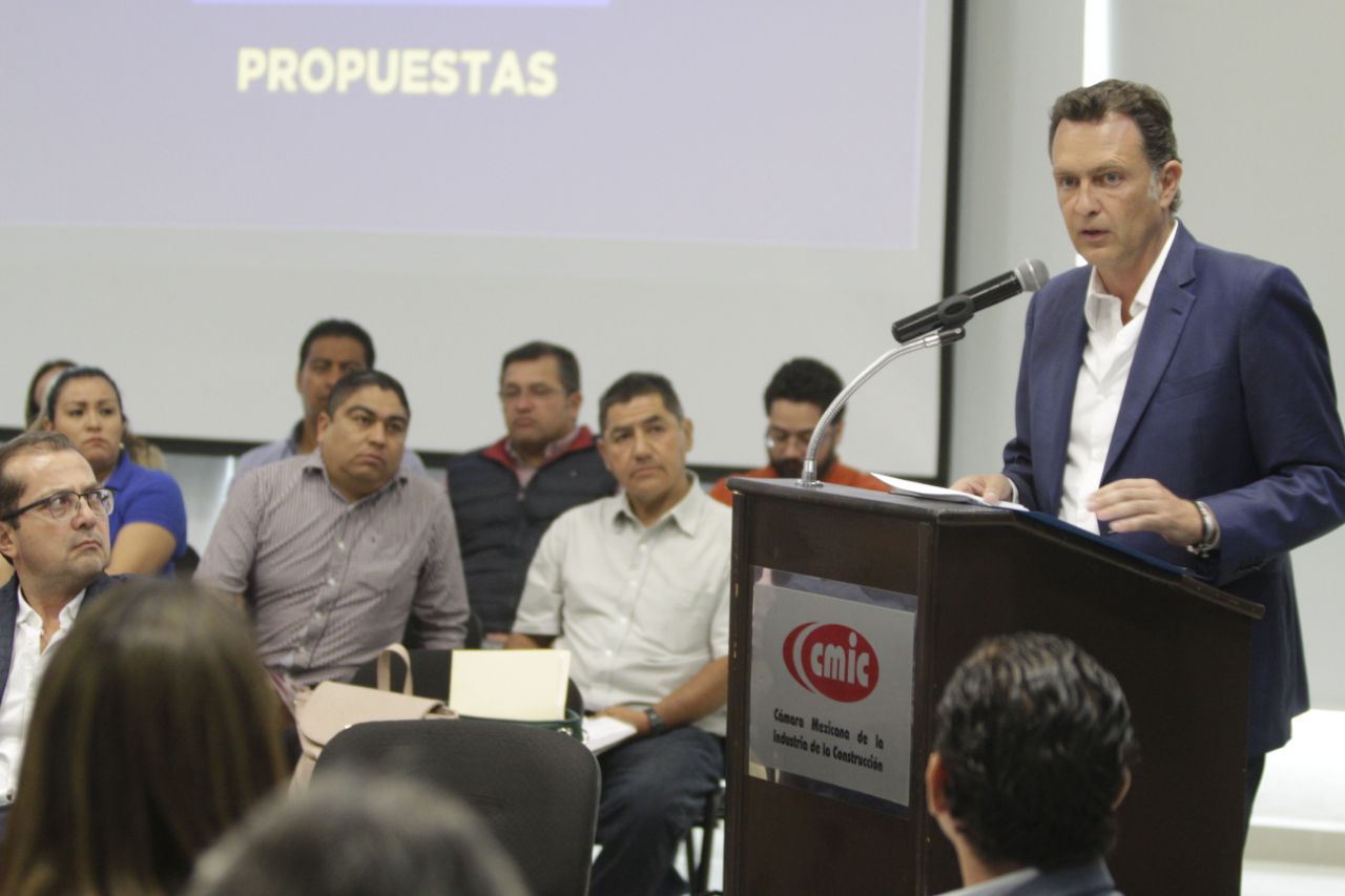 Mauricio Kuri presenta su agenda ciudadana a integrantes de la CMIC