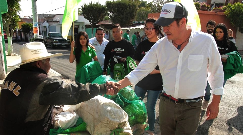 Ricardo Astudillo propone acabar con problema de recolección de basura y mejorar calles en Los Ángeles