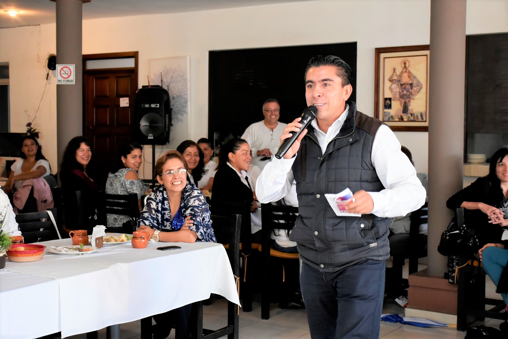 Roberto Sosa escucha necesidades de mujeres emprendedoras de Corregidora