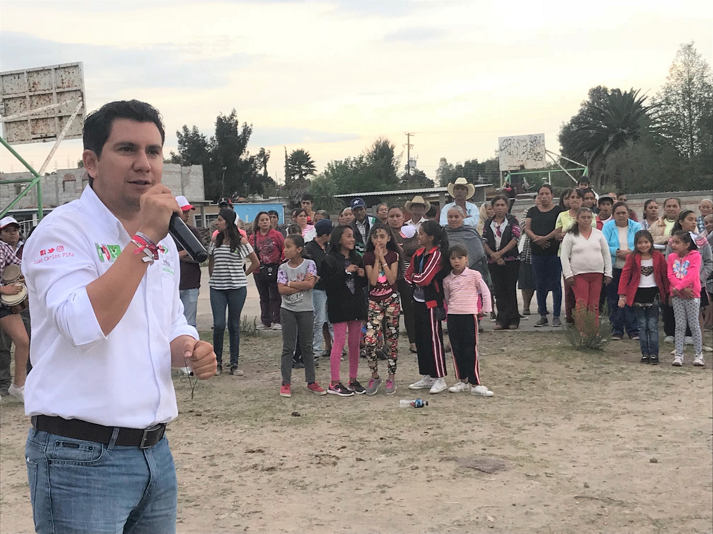 Juan Carlos Piña se compromete a trabajar de la mano con los habitantes del Distrito X