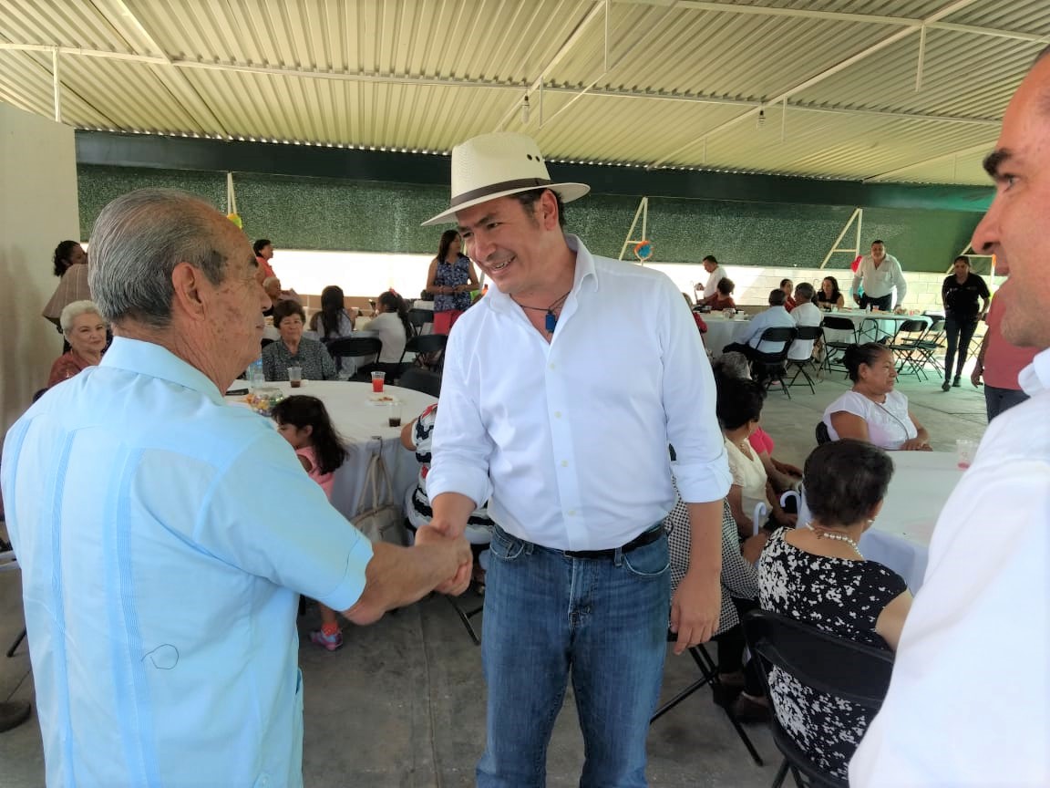 Ricardo Astudillo se compromete a construir la "Casa Club de Adulto Mayor" en Corregidora