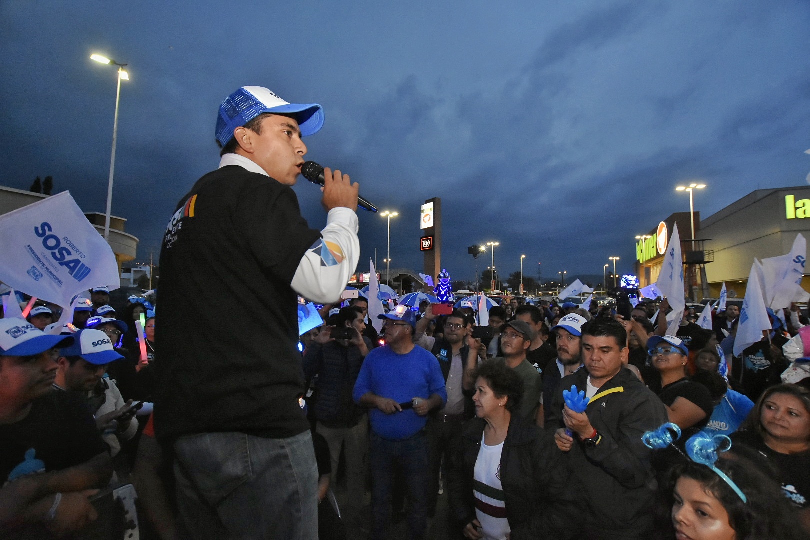 Roberto Sosa culmina su campaña con una cadena humana en Corregidora