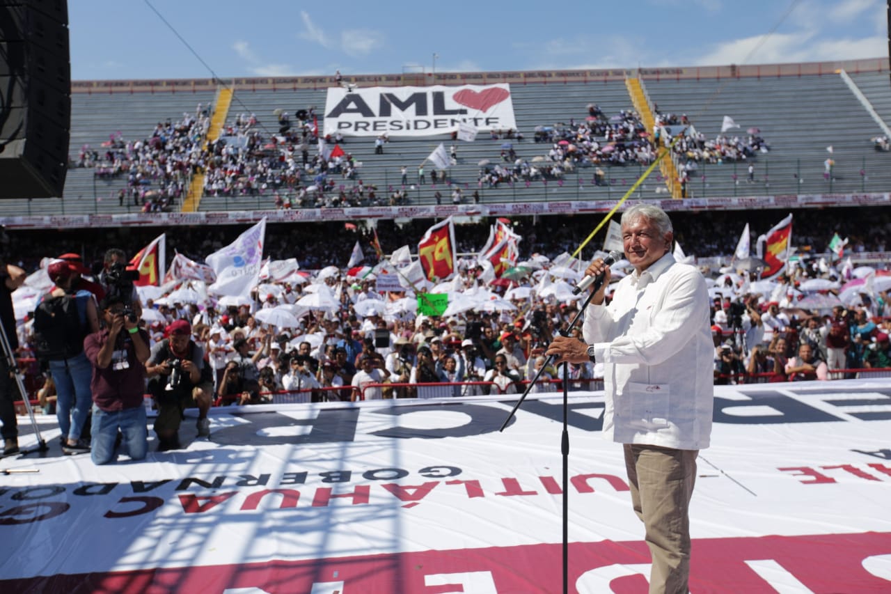 AMLO compite contra la Selección Nacional y pierde; no llena estadio en Veracruz. Foto: Milenio.