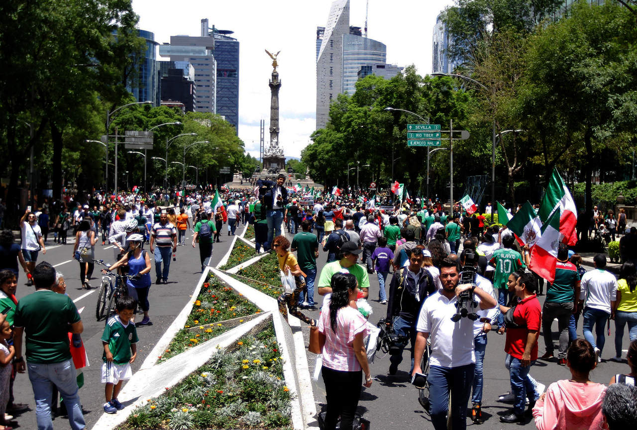 Aficionados festejan en el Ángel el segundo triunfo de México ante Corea. Foto: El siglo de Torreón