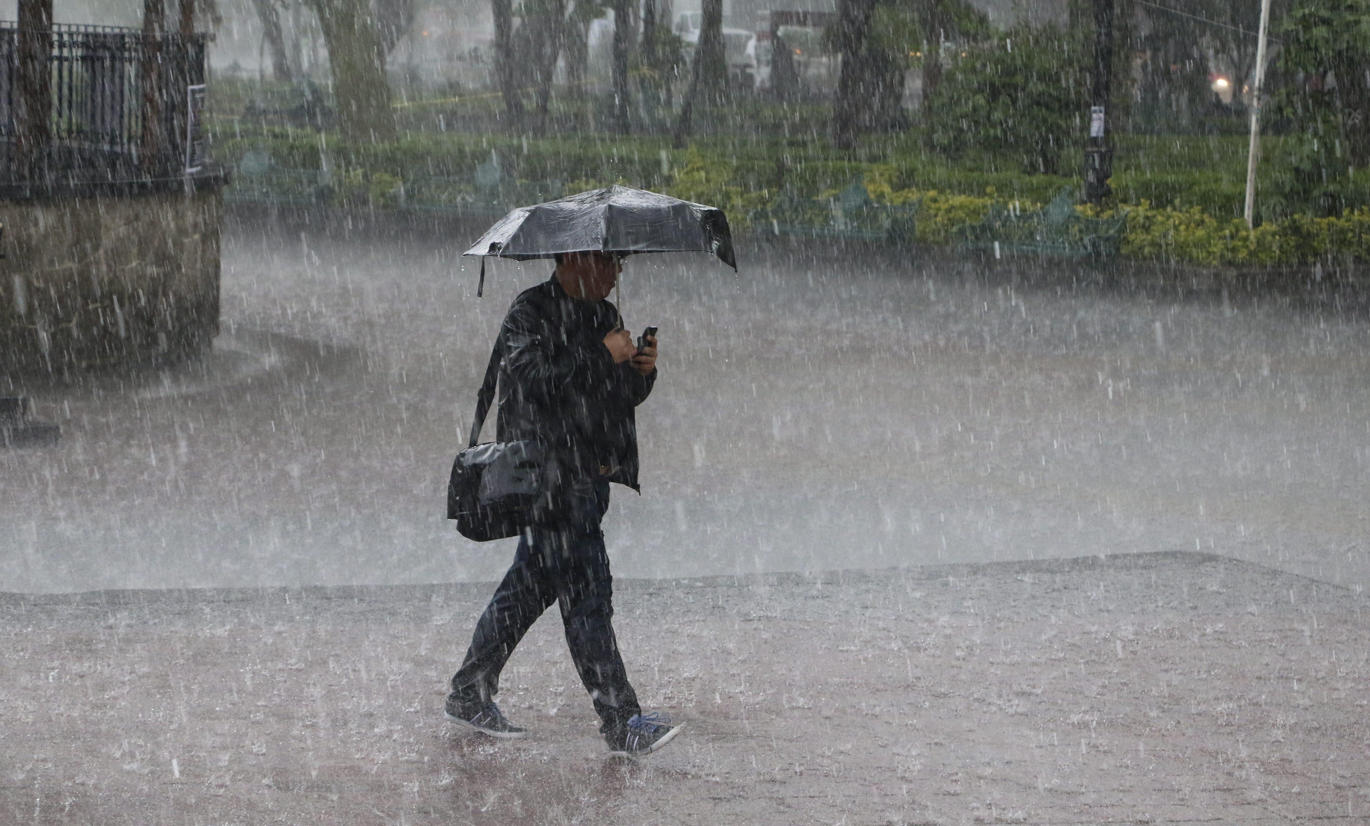 Emiten recomendaciones para cuidar tu salud en temporada de lluvias. Foto: Internet.
