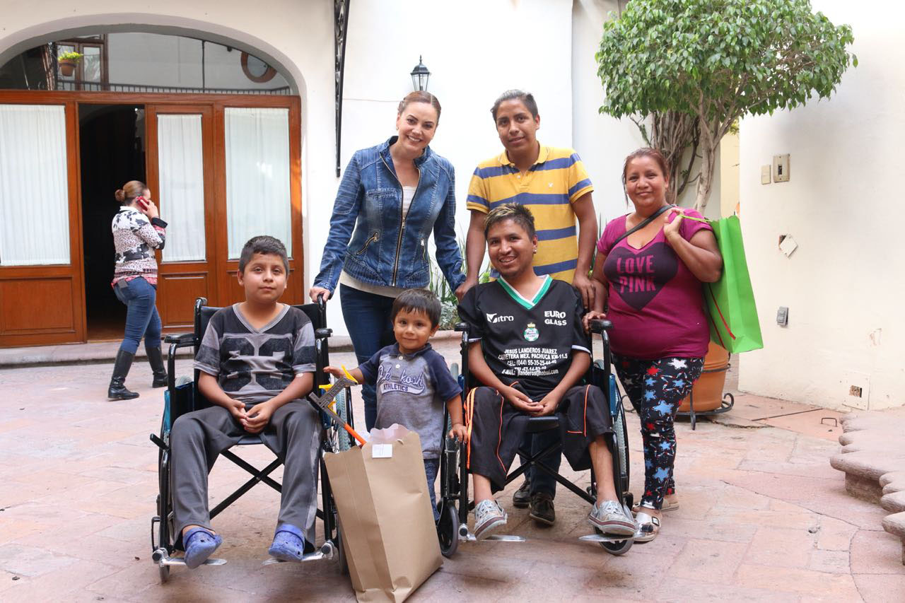 DIF Estatal en Querétaro brinda apoyo a familia landense.