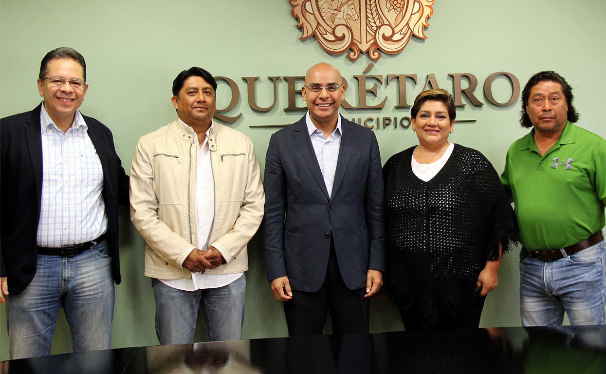Marcos Aguilar se reúne con representantes de comercio en vía pública