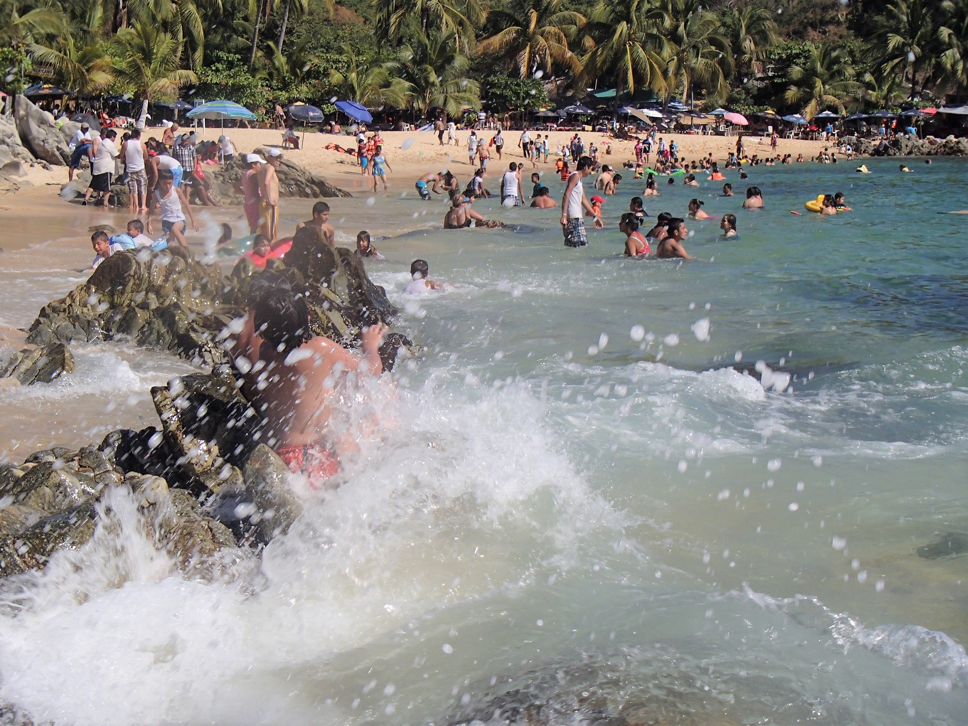 Buscan a joven queretano tras ser arrastrado por olas en una playa de Oaxaca