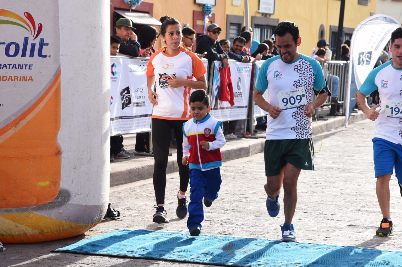Miles participan en la Carrera Corregidora 2018