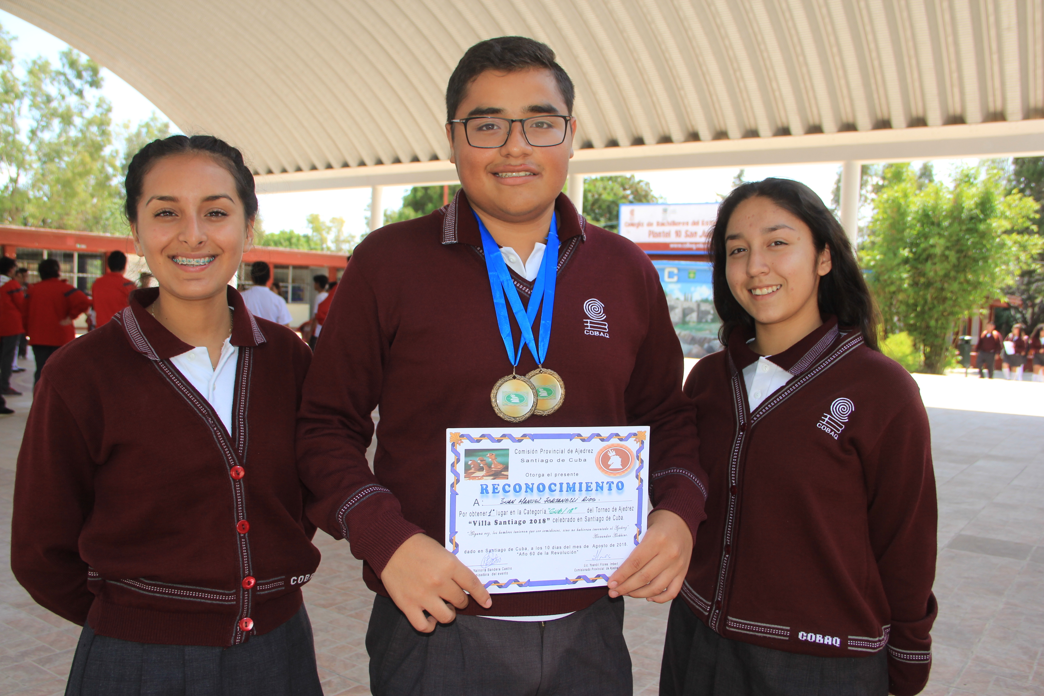 Estudiante del COBAQ gana medallas de oro en Torneo de Ajedrez en Cuba.