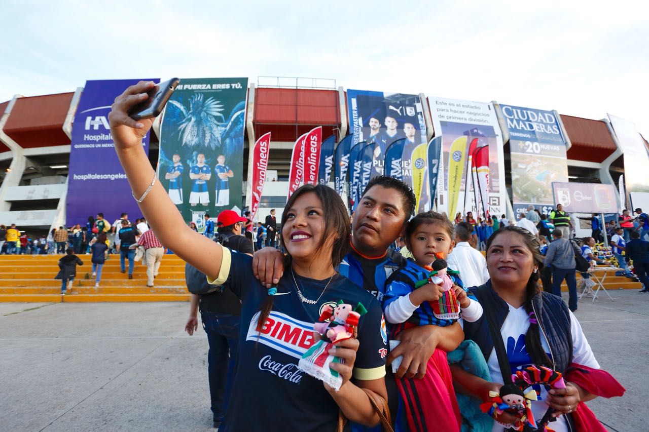 Entregan 10 mil muñecas artesanales de Amealco a mujeres que asistieron al Estadio Corregidora