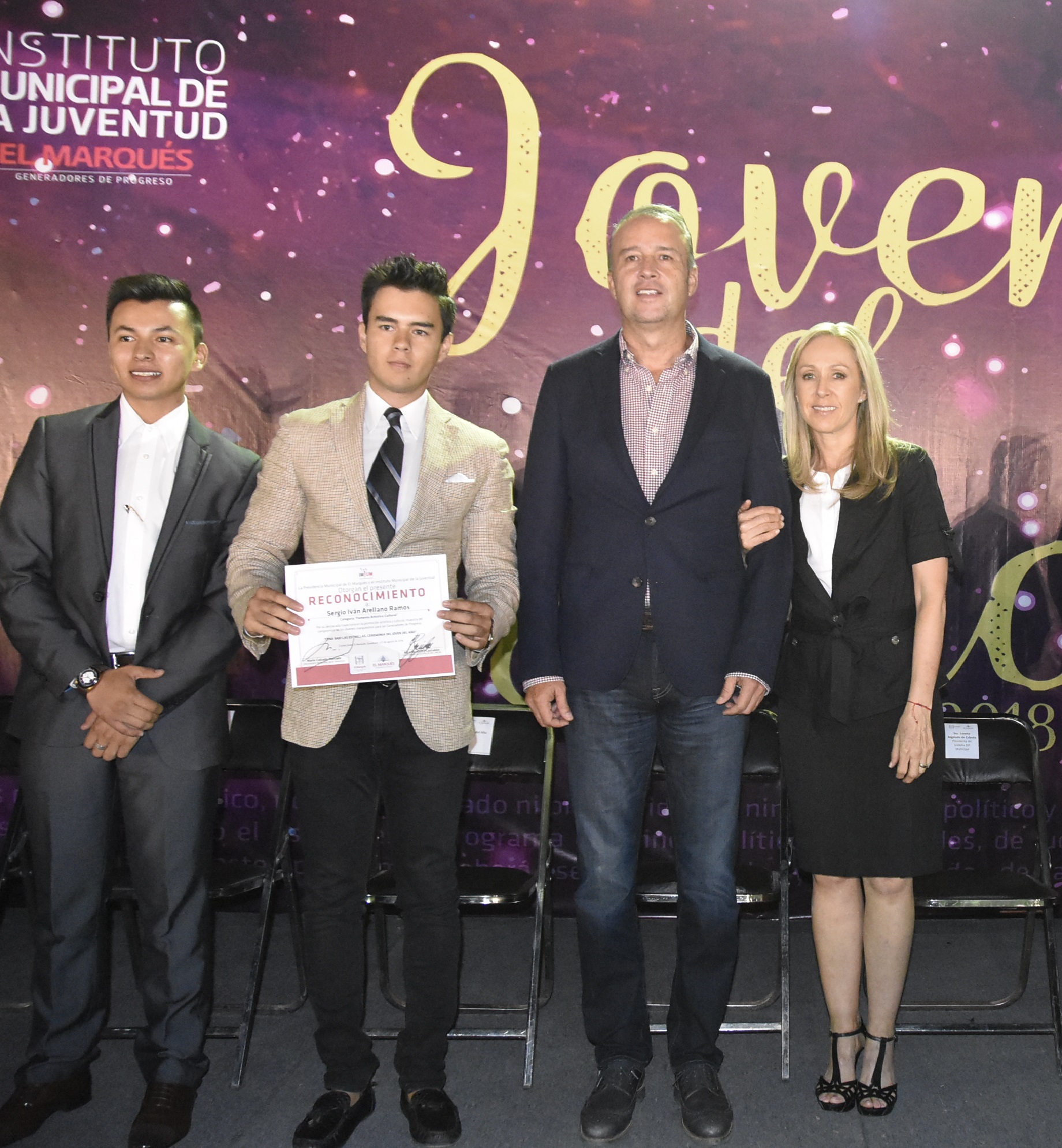 Mario Calzada entrega premios a jóvenes destacados de El Marqués