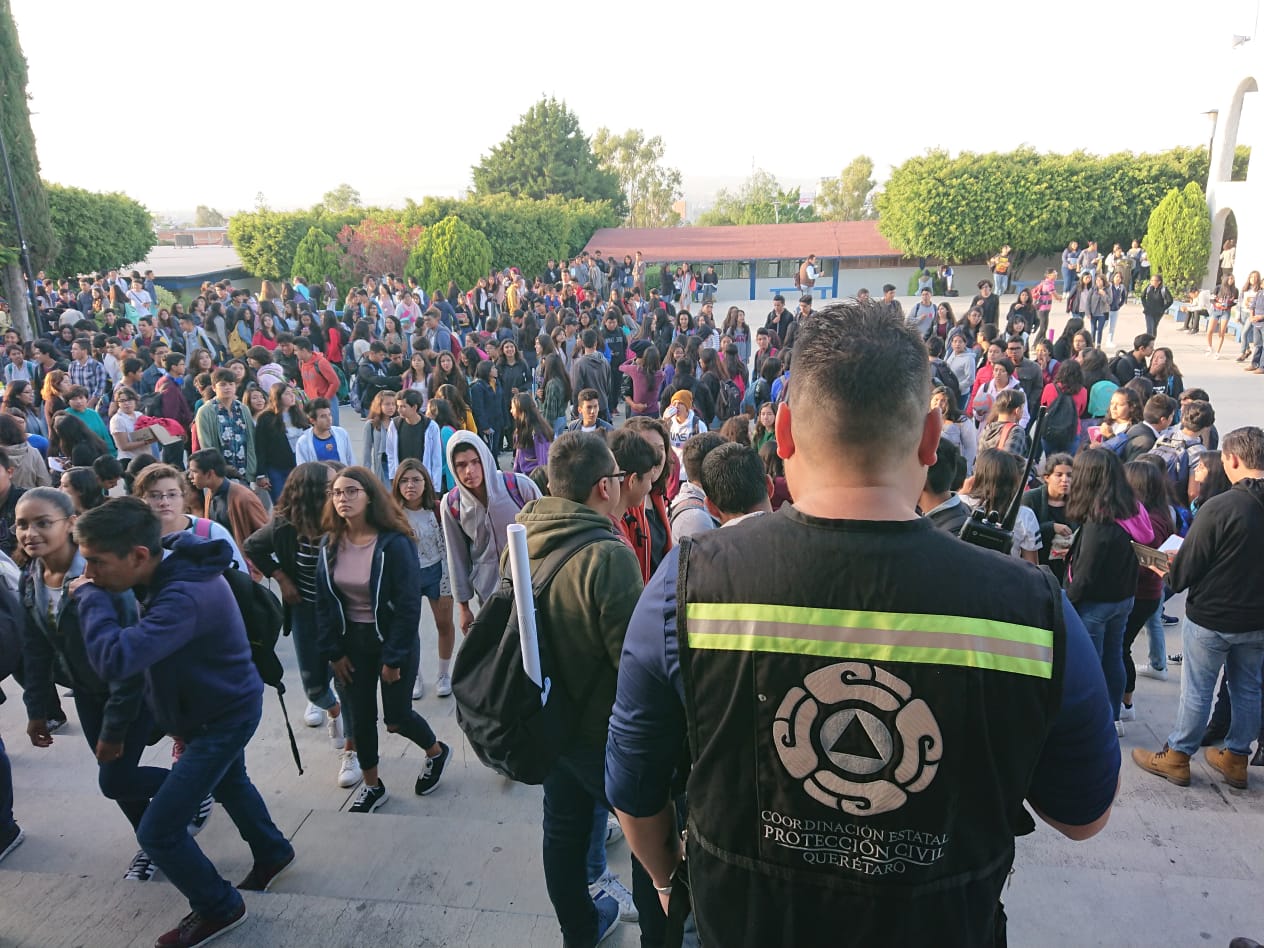 Avacúan a estudiantes de la Escuela de Bachilleres UAQ por fuga de gas. Foto: Twitter @pcivilqro1