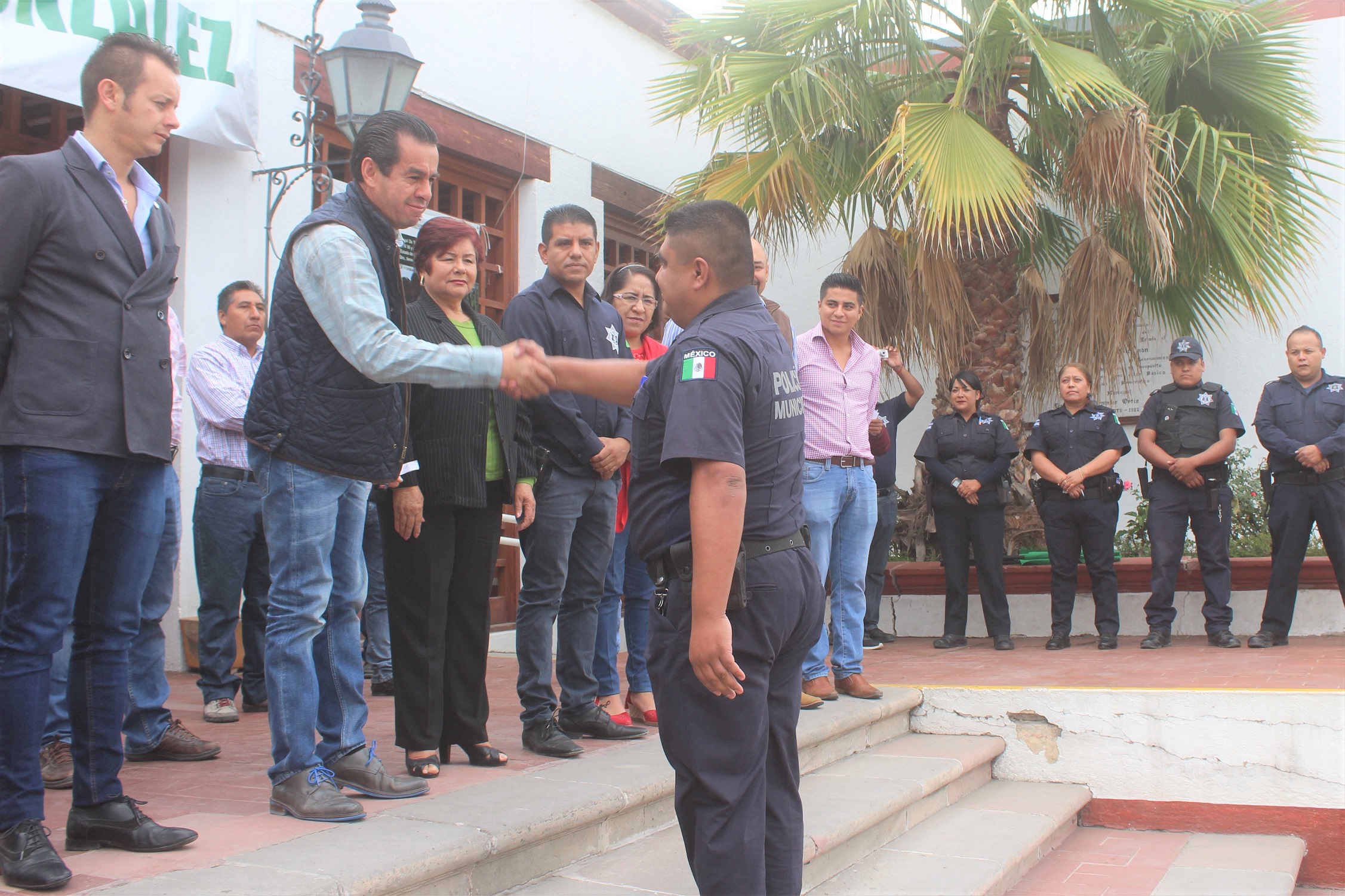 Raúl Orihuela entrega patrullas a la policía Municipal de Tequisquiapan.