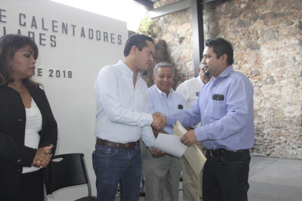 Josué Guerrero entrega calentadores solares a familias de Corregidora.
