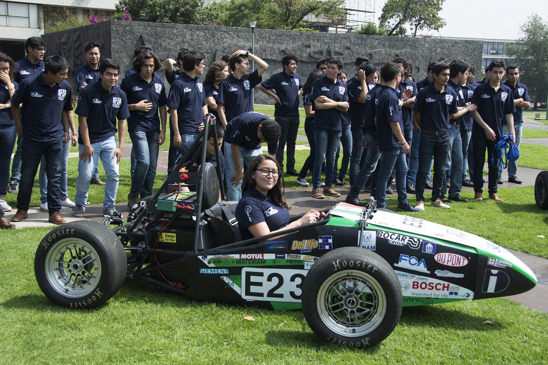 Universitarios diseñan y construyen dos autos tipo Fórmula 1.