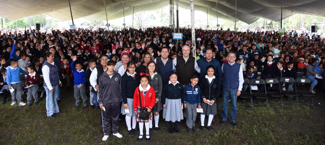 Corregidora invierte 55 mdp en becas educativas.