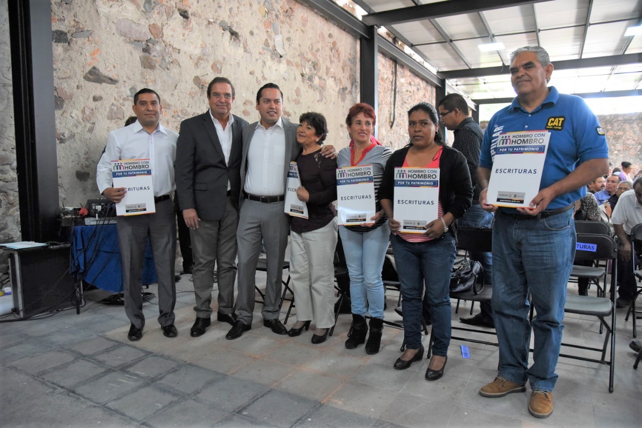 Josué Guerrero entrega escrituras a 250 familias de Corregidora.