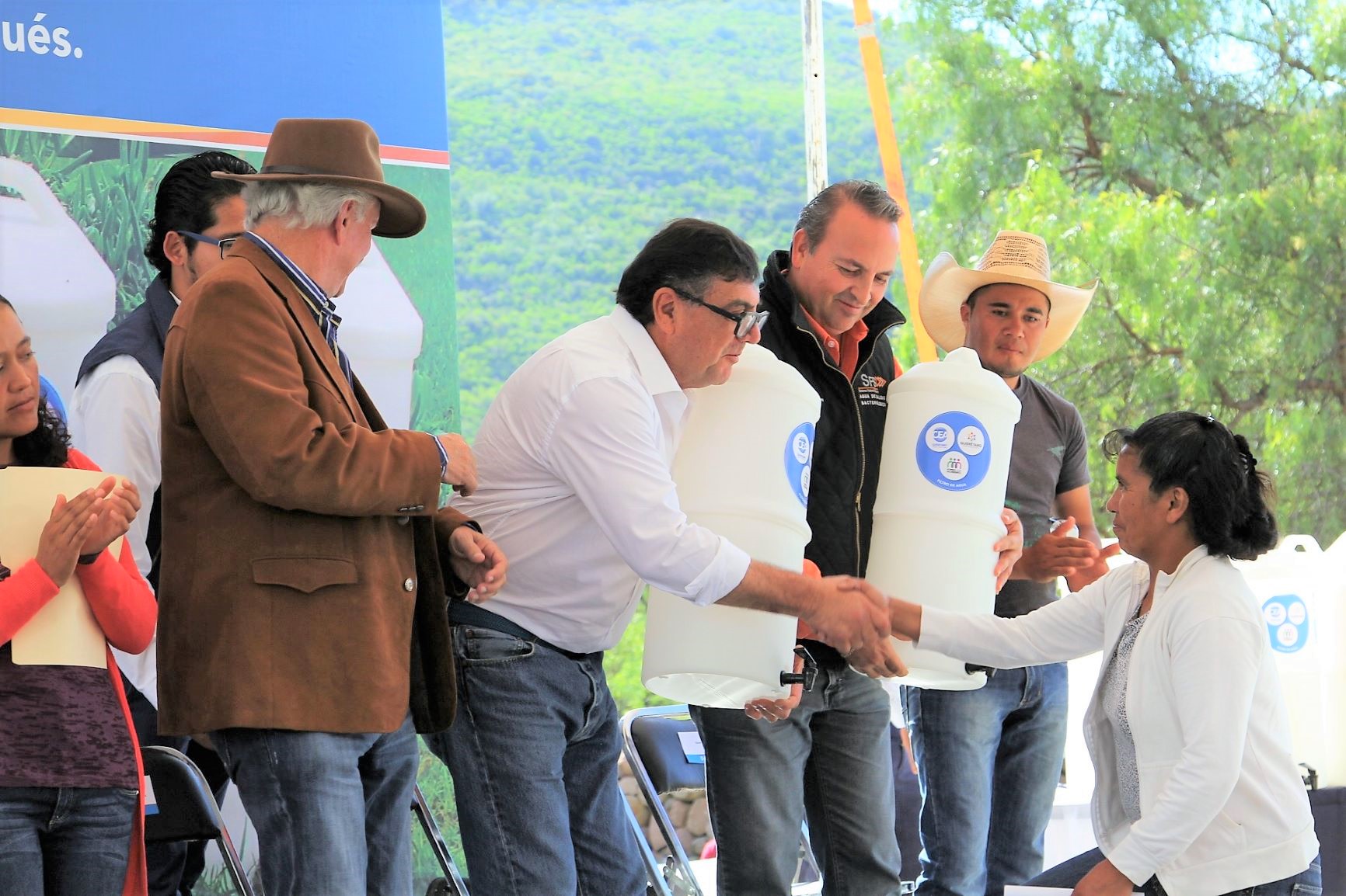 Entregan filtros purificadores de agua en El Marqués.