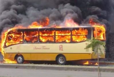Se incendia camión de transporte público en San Juan del Río; sin afectaciones a pasajeros. Foto: twitter @ToddNode