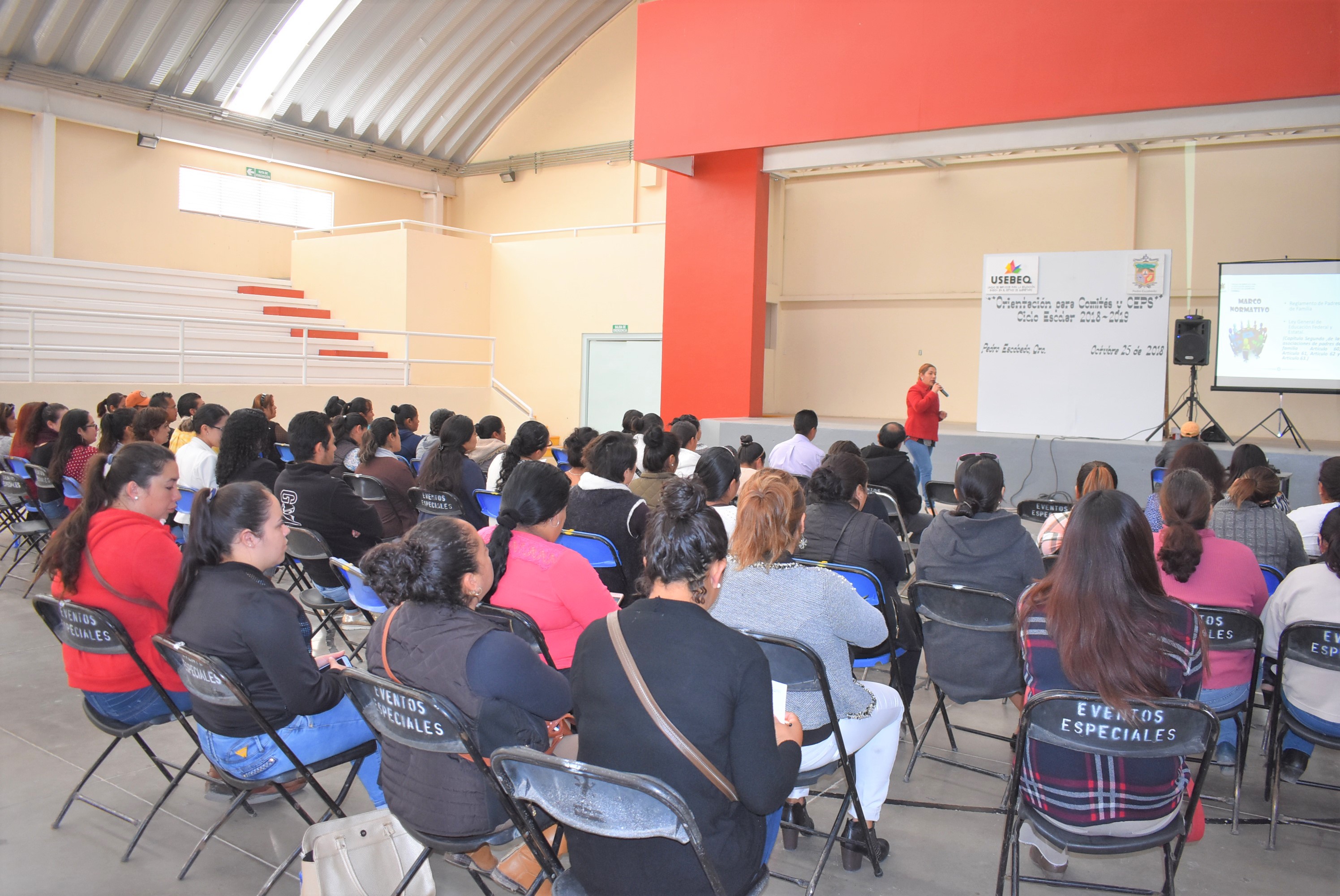 Capacita la USEBEQ a comités de padres de familia en Pedro Escobedo.