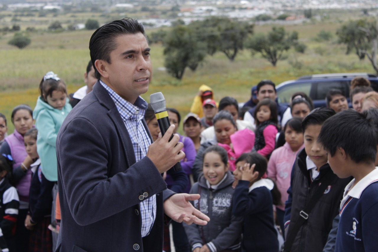 Roberto Sosa entrega casa de salud en la comunidad de Lourdes.