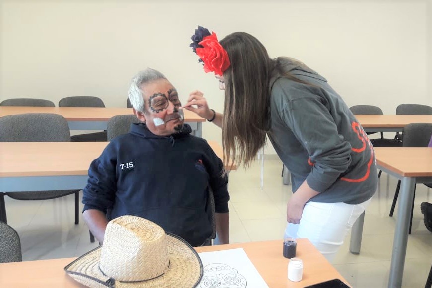 Adultos Mayores de El Marqués conviven con alumnos de la Universidad Anáhuac.