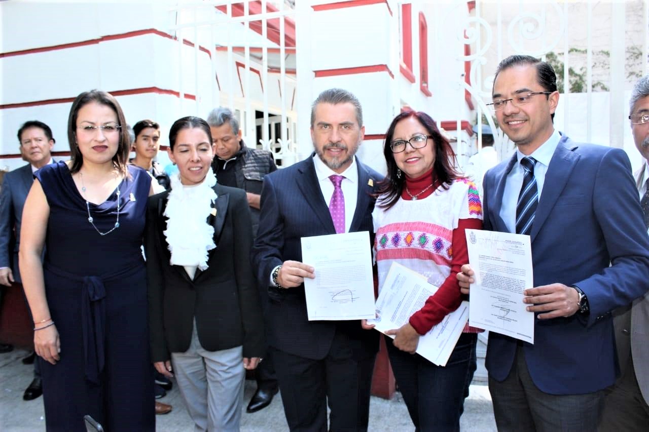 Diputados de Querétaro piden más recursos para la UAQ; entregan exhorto a AMLO y al Congreso Federal. Foto: Tomada de Facebook.