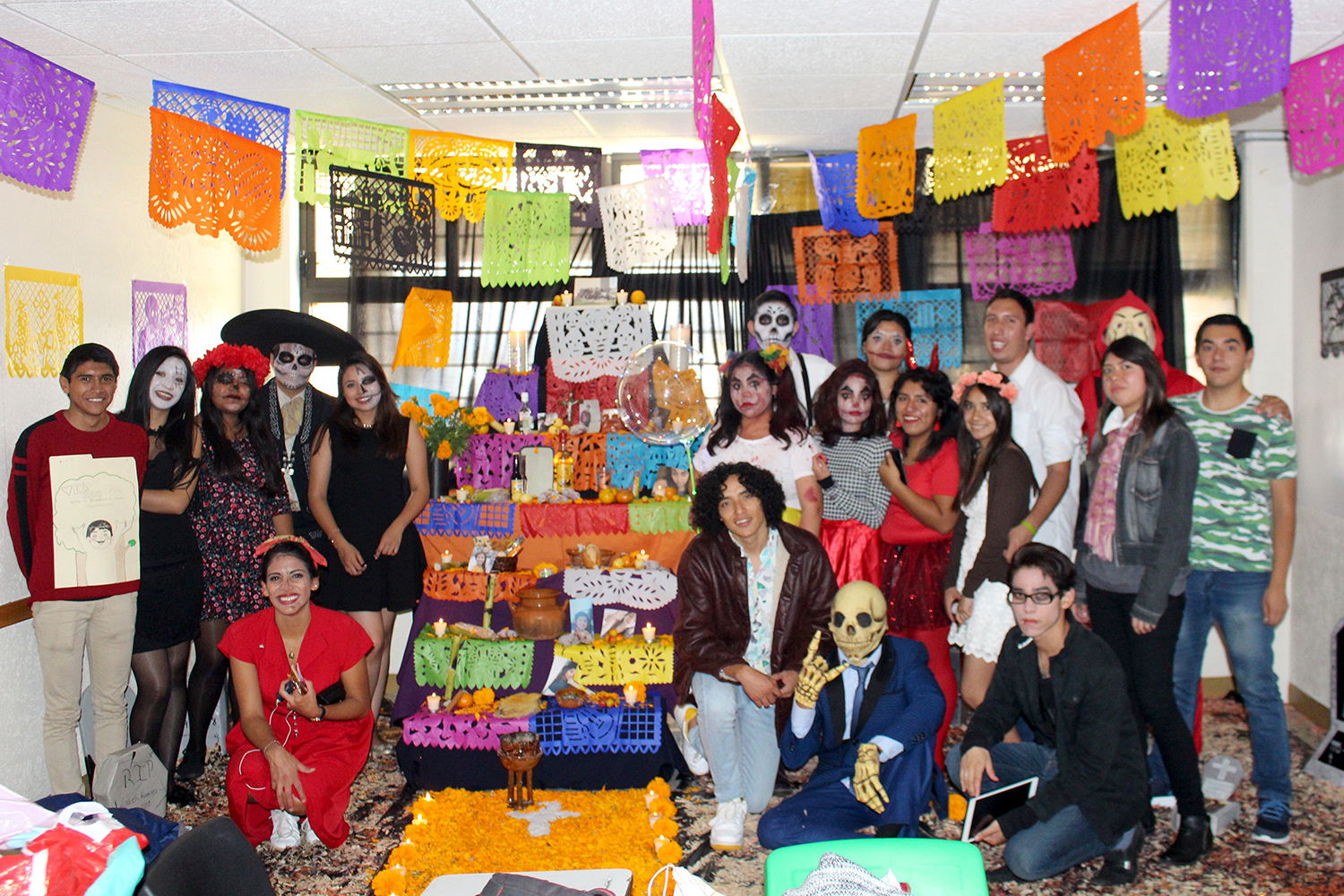 Comunidad estudiantil de la UTC realiza actividades culturales por Día de Muertos.