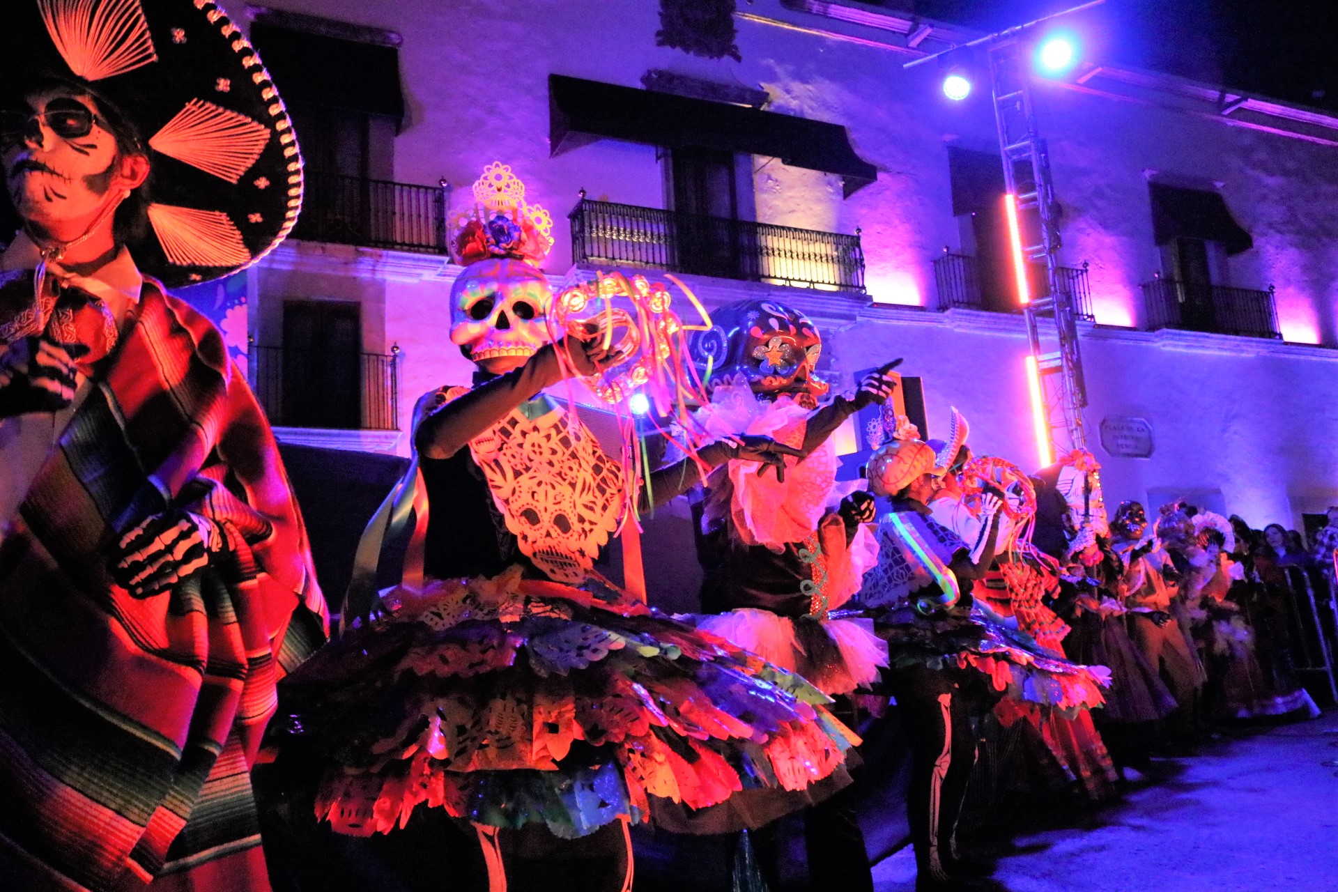 El Secretario de Turismo Estatal Hugo Burgos, encabezó la inauguración del Tradicional Altar de Muertos en Querétaro.