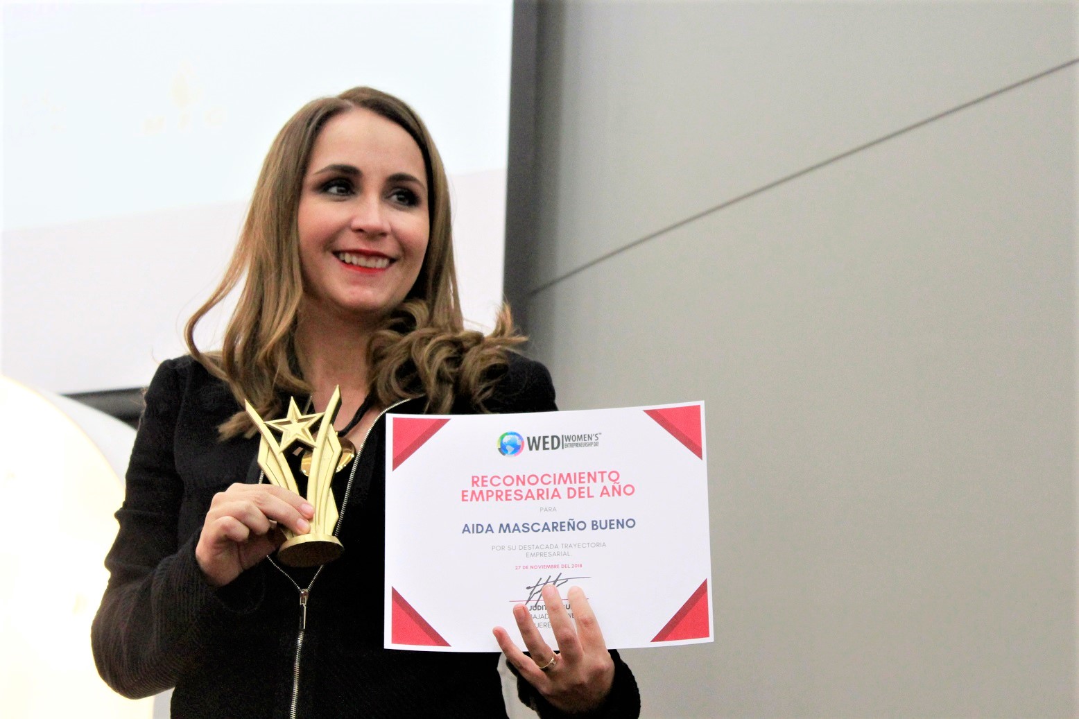 Aida Macareño se hizo acreedora al premio a la Mujer Empresaria del año.