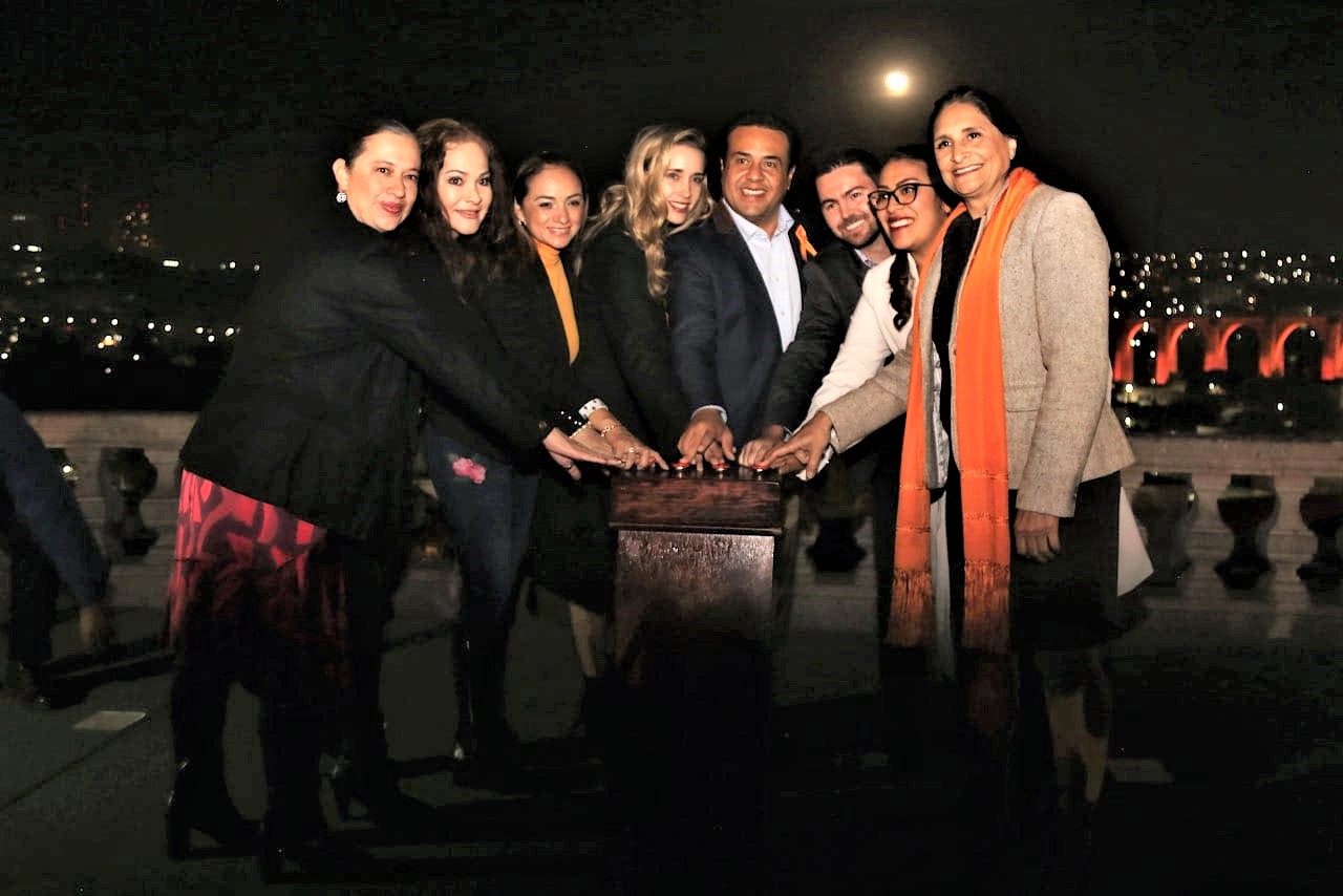 Luis Nava, en compañía de su esposa y Presidenta del Patronato del DIF Municipal, Arahí Domínguez, encendió la iluminación de los Arcos en color naranja para hacer conciencia de que la violencia contra las mujeres.