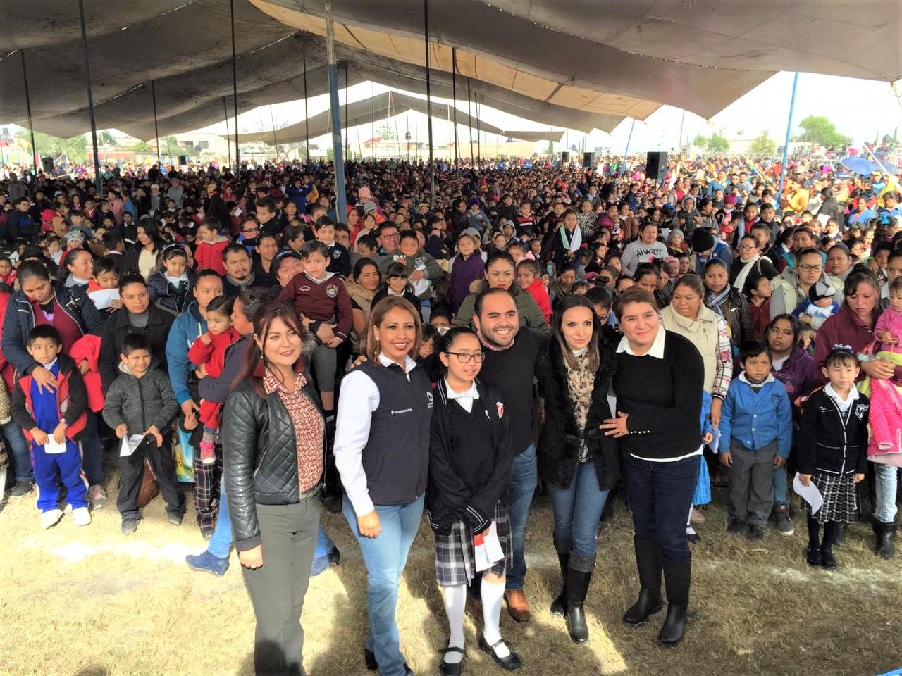 Erika Díaz entrega 3,200 becas educativas en Corregidora.
