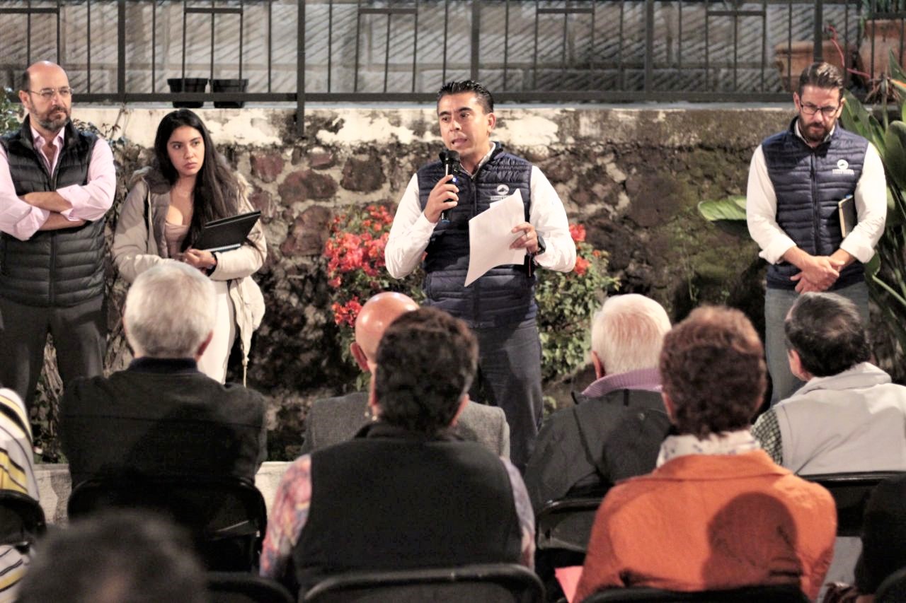Roberto Sosa se reúne con vecinos de Tejeda.