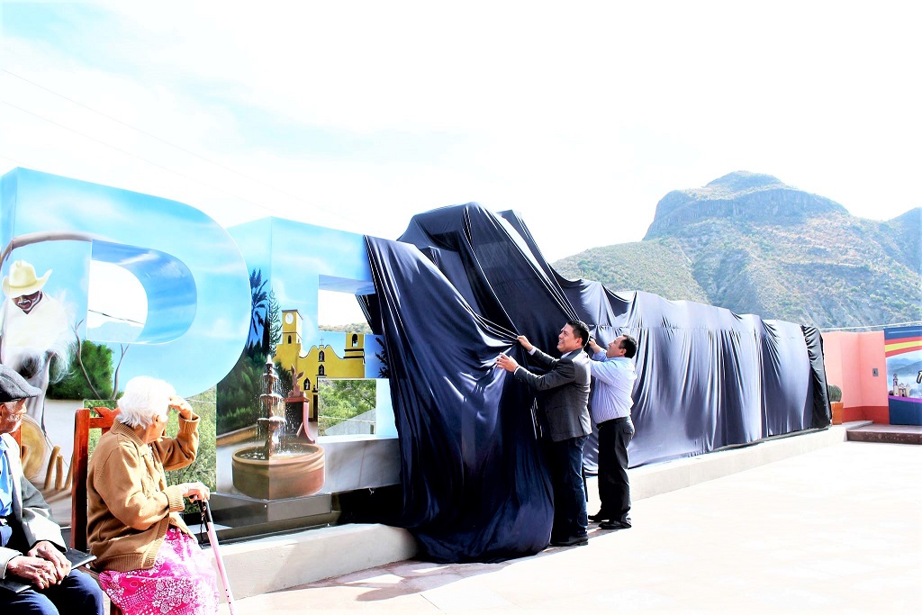 Juan Carlos Linares inaugura letras gigantes de "Peñamiller"