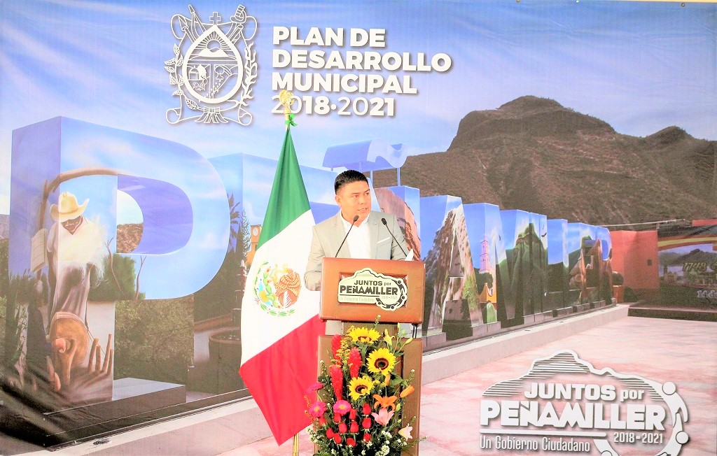 El Presidente Municipal de Peñamiler Juan Carlos Linares Aguilar, presentó el Plan Municipal de Desarrollo 2018-2021