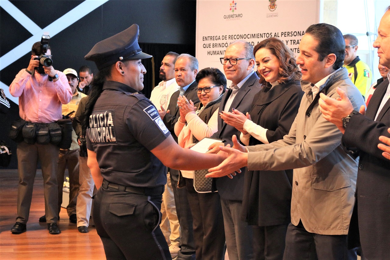El Gobernador Francisco Domínguez reconoce a personal que atendió a Migrantes.