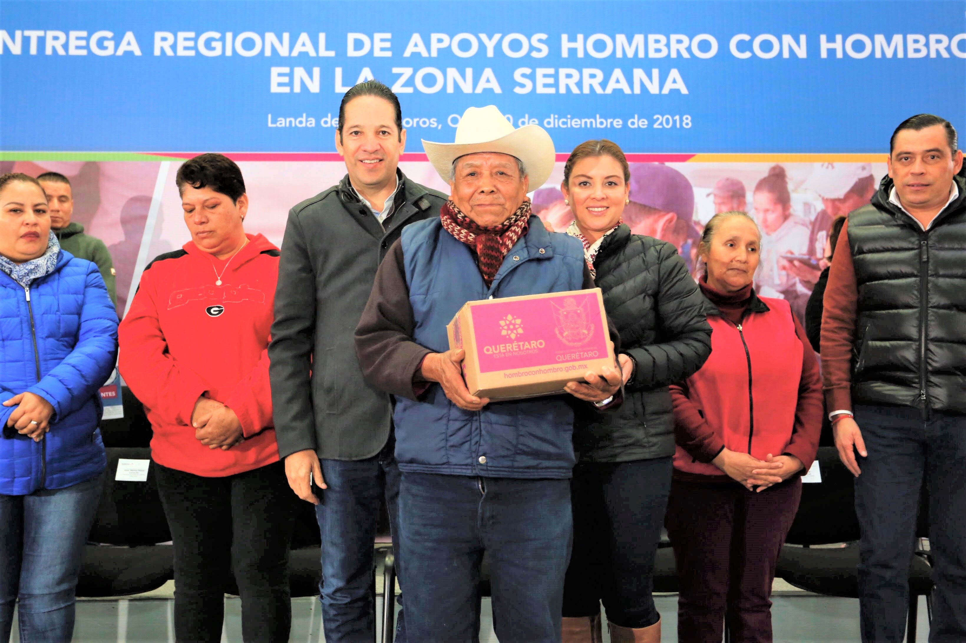 El Gobernador Pancho Domínguez entrega apoyos del programa "Hombro con Hombro" a habitantes de la Sierra Gorda.