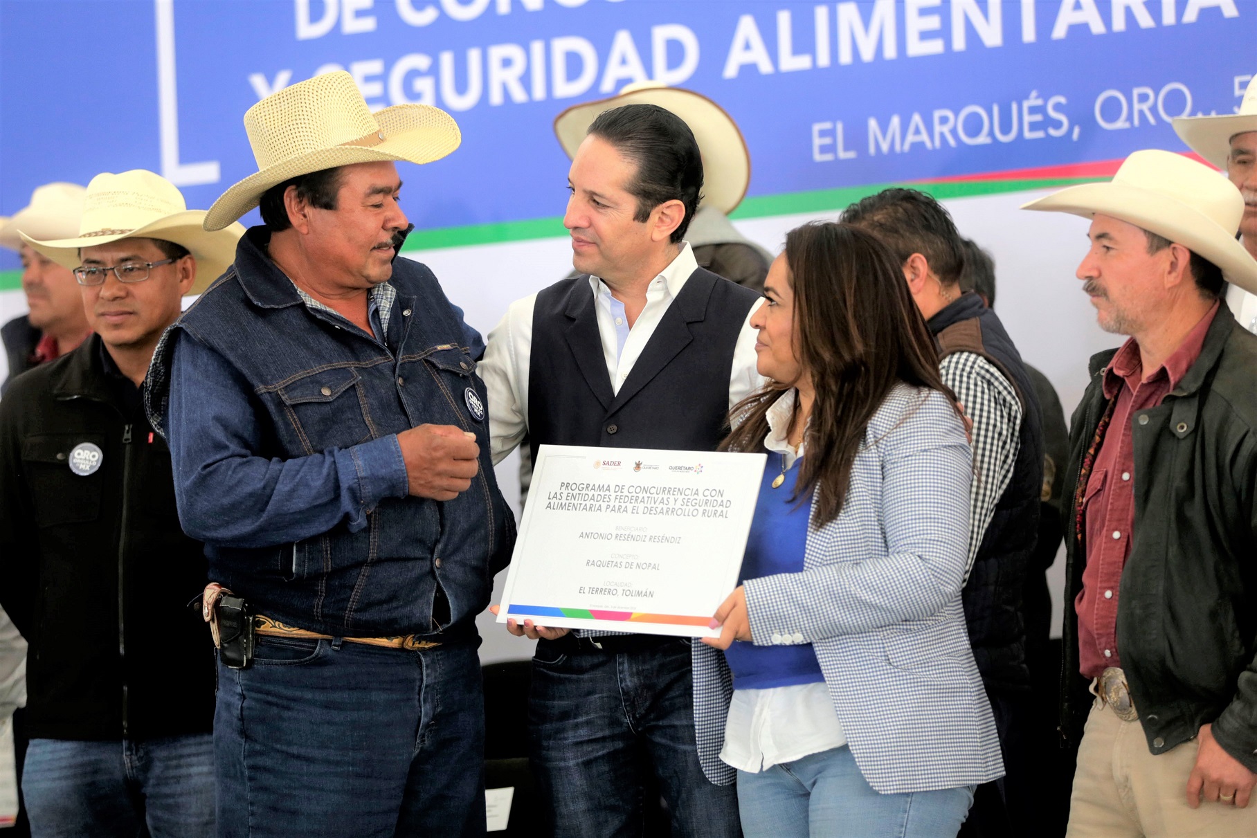 Pancho Domínguez entrega apoyos a productores del campo por 224 mdp.