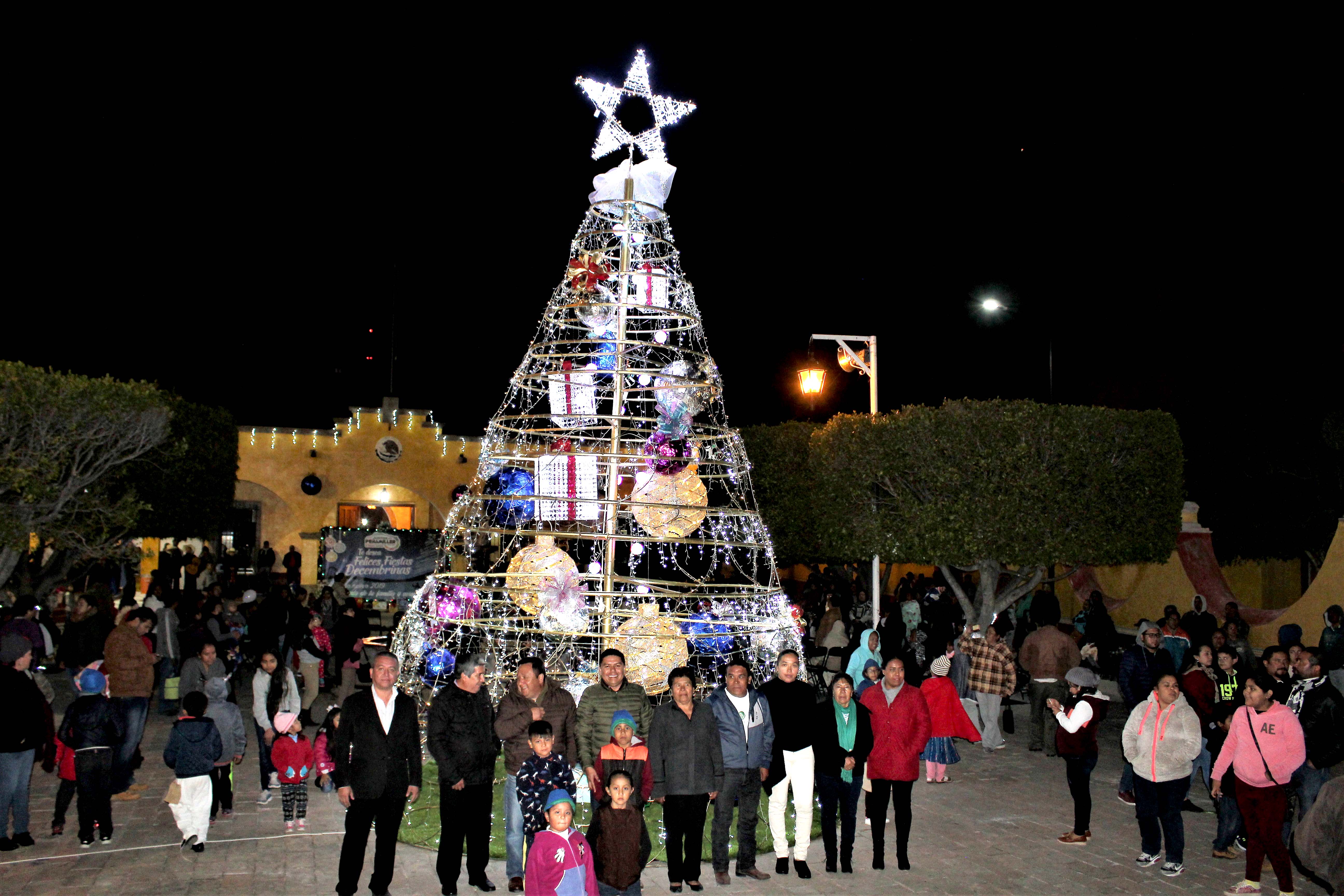 Juan Carlos Linares encabeza encendido del Árbol Navideño en Peñamiller.