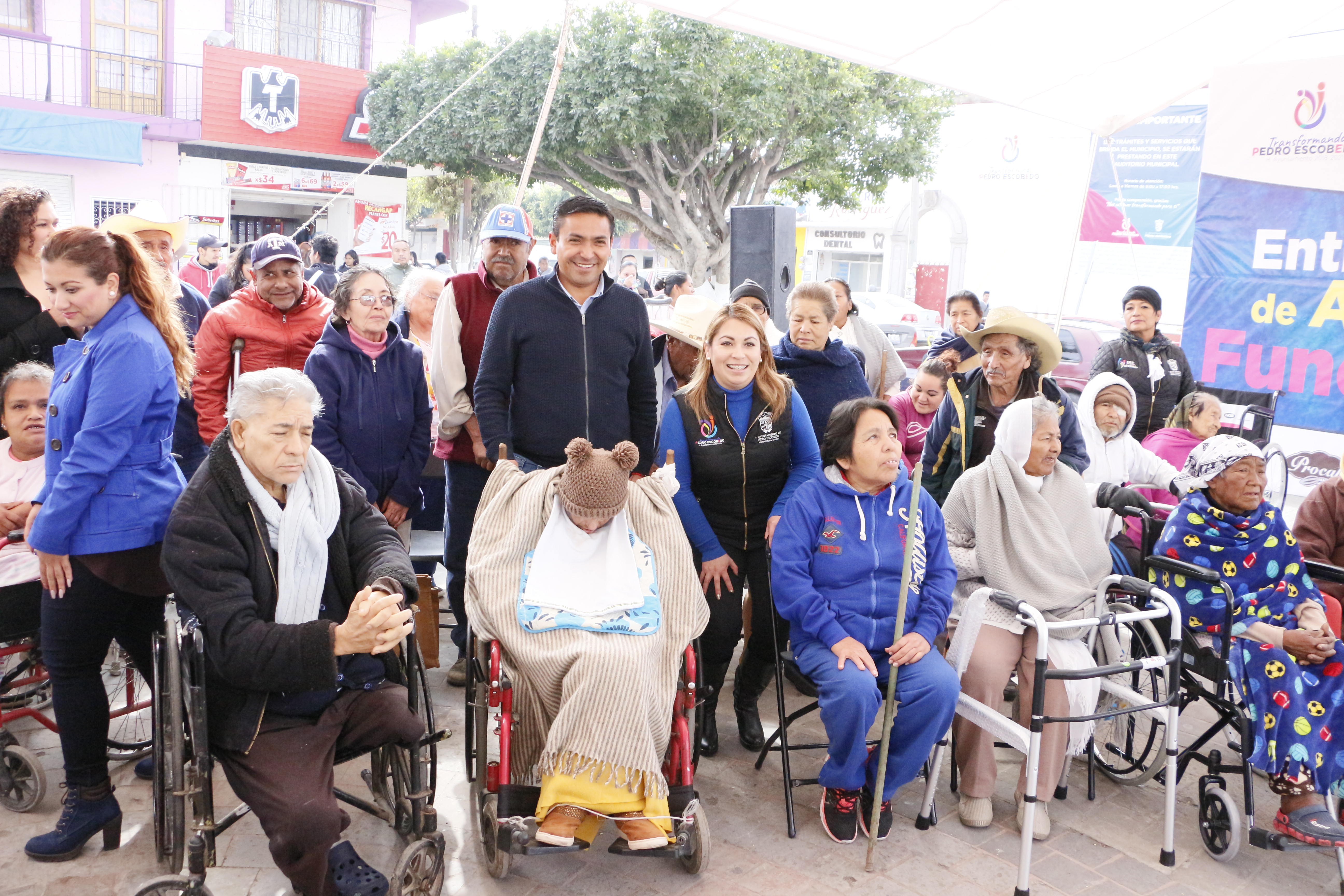 La Presidenta del DIF en Pedro Escobedo, Araceli Reyes y el Alcalde Amarildo Bárcenas entregaron aparatos funcionales.